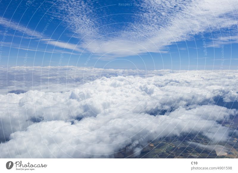Wolken und blauer Himmel aus dem Fenster des Flugzeugs wolkig Licht oben Antenne Air Fluggerät Ansicht eines Flugzeugs Flugzeugfenster Höhe Hintergrund schön