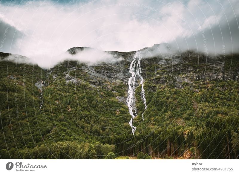 Stardalen, Skei I Jolster, Jostedalsbreen National Park, Norwegen. Wasserfall in norwegischer Sommerlandschaft. Wettervorhersage Konzept