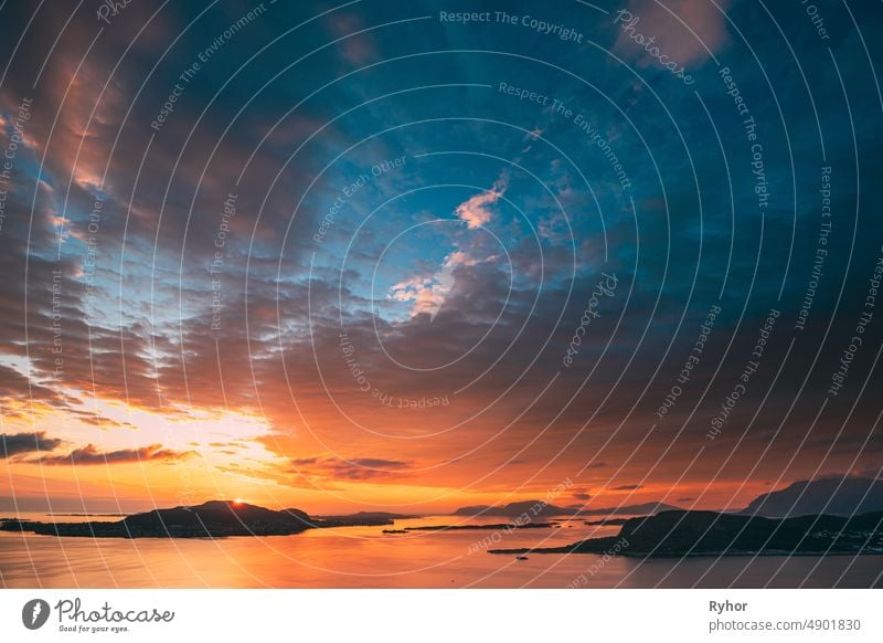 Alesund, Norwegen. Erstaunliche natürliche hellen dramatischen Himmel in warmen Farben über Alesund Valderoya und Inseln in Sonnenuntergang Sonnenaufgang Zeit. Bunte Himmel Hintergrund. Schönheit in der norwegischen Natur