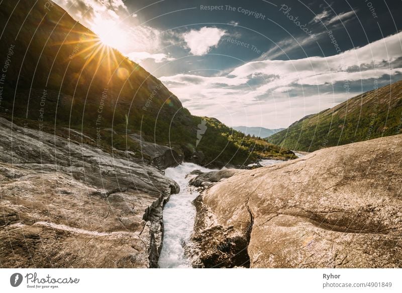 Kinsarvik, Hordaland, Norwegen. Wasserstrom durch Felsen in Hardangervidda Bergplateau. Sonne Sonnenschein über felsigen Landschaft im Sommer sonnigen Tag. Berühmtes norwegisches Wahrzeichen und beliebtes Reiseziel. Sotefossen