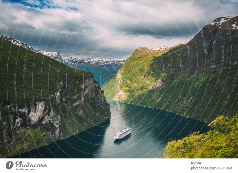 Geirangerfjord, Norwegen. Touristisches Schiff Fähre Boot Kreuzfahrtschiff Liner schwimmend in der Nähe von Geiranger in Geirangerfjorden im Sommer Tag. Berühmtes norwegisches Wahrzeichen und beliebtes Reiseziel