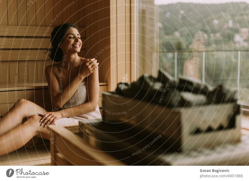 Junge Frau entspannt sich in der Sauna Aktivität Erwachsener attraktiv Bad Badehaus Schönheit Bank Körper Kaukasier bequem niedlich Genuss Gesundheit erwärmen