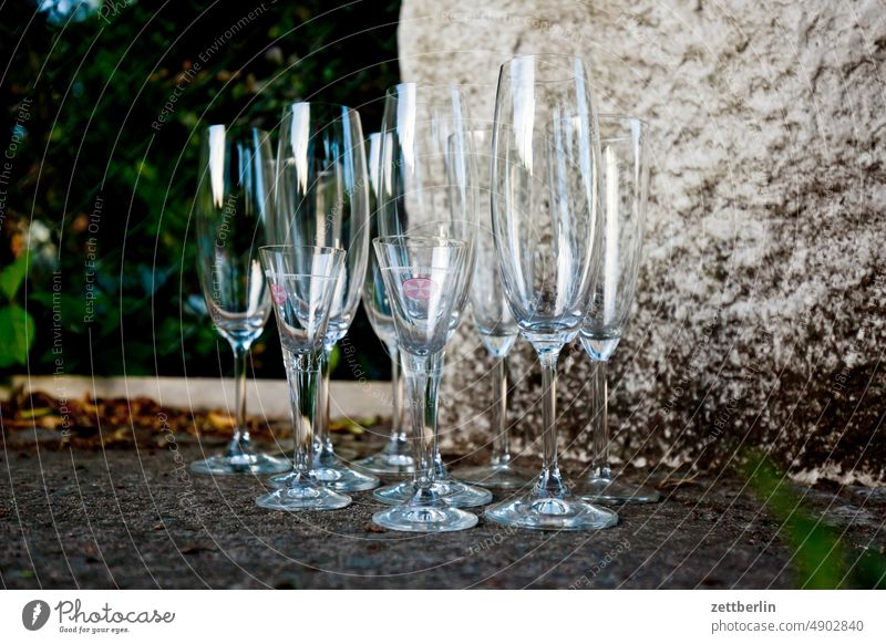 Abgestellte Gläser abwasch ausstattung geschirr getränke glas gläser haushalt party sektglas stehen trinken weg weinglas weingläser zu verschenken verloren