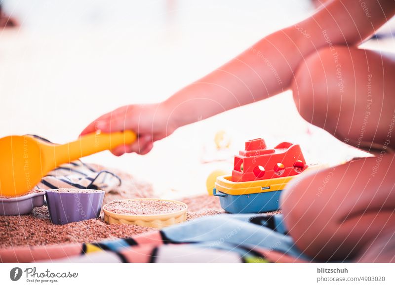 Kind spielt an Badestrand mit dem Sand Sommer kinder spielen freude Kindheit Spielen Spaß Glück Urlaub Ferien & Urlaub & Reisen Natur Spielsachen Strand Meer