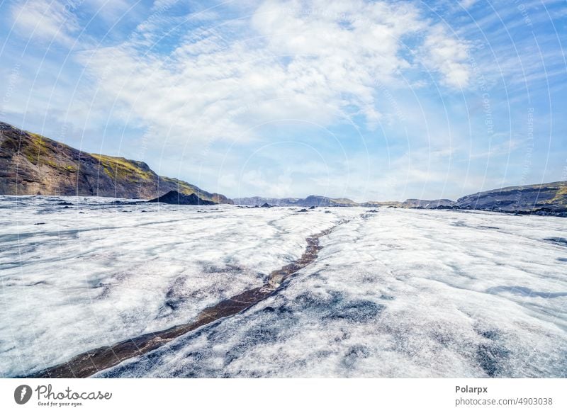 Isländischer Gletscher mit einem Strom aus Schmelzwasser arktische Szene Stein gefroren Schmelzen wandern Berge u. Gebirge Kühlung Kälte Oberfläche Horizont