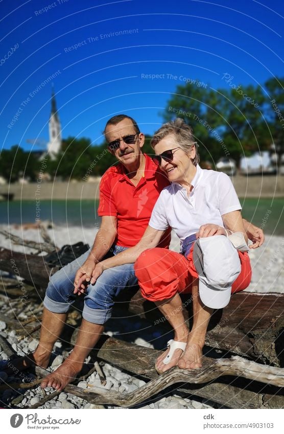 Sommerausflug | glückliches Senioren-Paar | Pause machen an der schönen Isar bei Bad Tölz. Menschen Lifestyle älter Frau Mann reif Glück Zusammensein