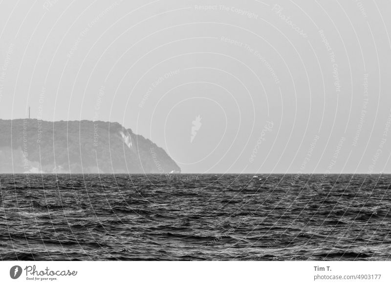 die Ostsee und im Hintergrund die Insel Rügen bnw s/w Tag Schwarzweißfoto Außenaufnahme Menschenleer