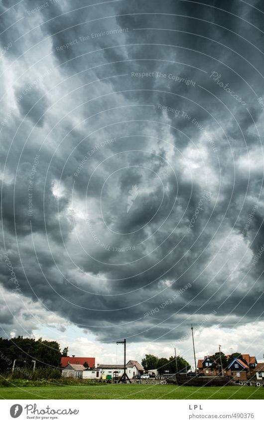 ein Sturm sammelt Kräfte über einen Fischerdorf Urelemente Luft Himmel Wolken Gewitterwolken schlechtes Wetter Wind Litauen Dorf Haus dunkel blau grau