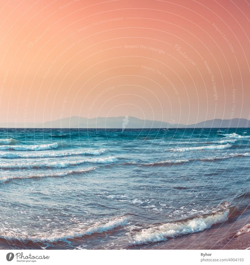 Riplpe Meer Ozean Wasseroberfläche mit kleinen Wellen während Sonnenuntergang Sonnenaufgang aqua schön blau Textfreiraum tief schäumen Horizont Landschaft Natur