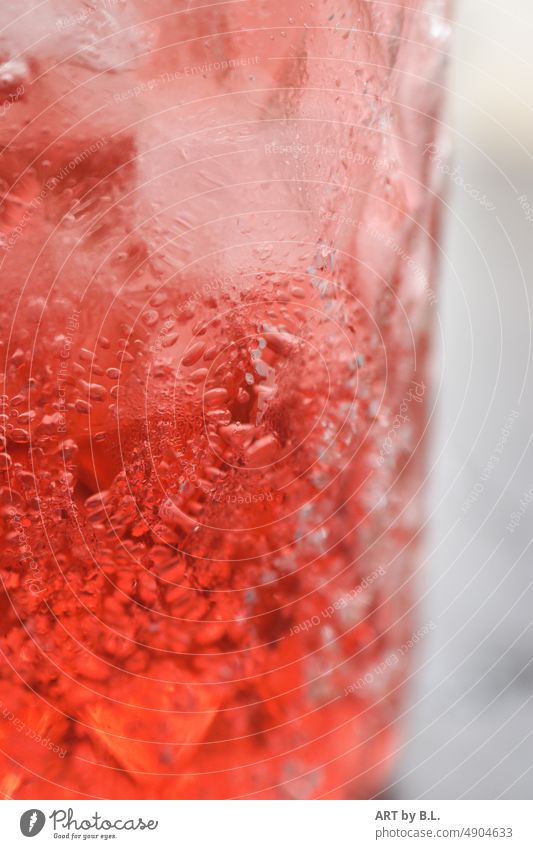 Erfrischungsgetränk eis gekühlt kalt erfischung erfrischen erdbeere sommer sommergetränk eiswürfel glas muster rot eisig beschlagen