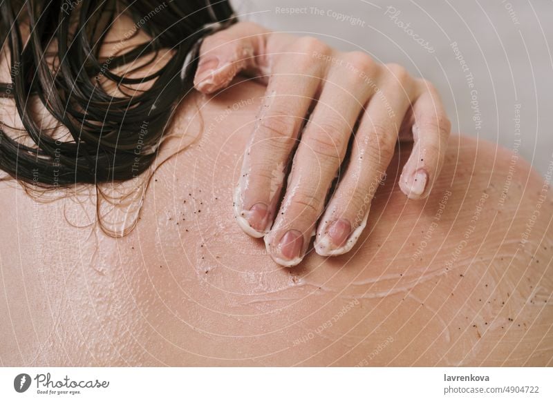 Gesichtslose Aufnahme einer Frau, die in der Dusche ein Narkosemittel auf ihre Schulter aufträgt Person Haut Hand Schönheit Hygiene beige Finger Behandlung