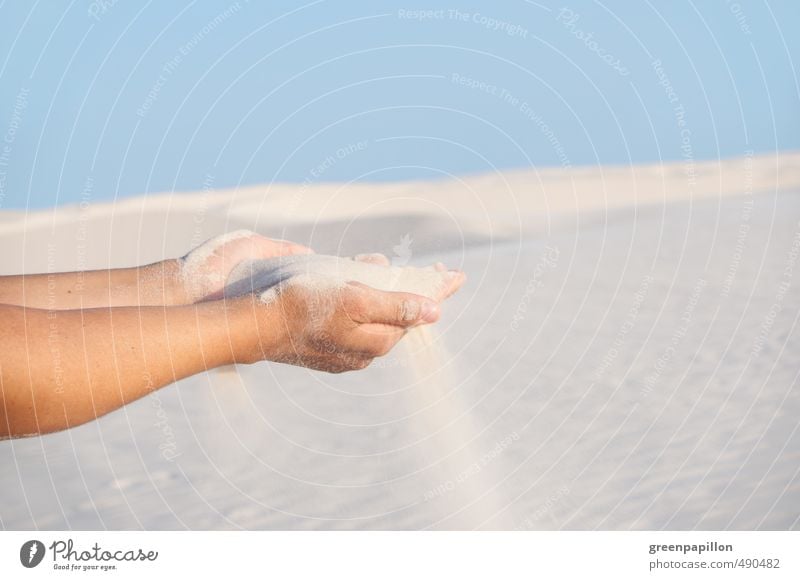 Sanduhr Uhr Arme Hand Finger Handfläche Umwelt Natur Landschaft Sommer Meer Wüste Erholung Ferien & Urlaub & Reisen Zufriedenheit Verfall Zeit Sandstrand