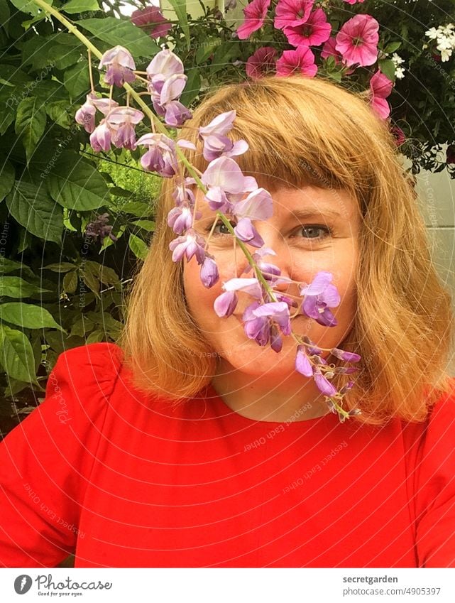 myself | etwas durch die Blume sagen Gesicht Frau rot Pflanze hängen störend lächelnd Haare Natur Naturerlebnis Naturliebe Naturschutz Außenaufnahme