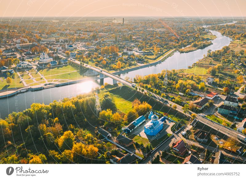 Kobryn, Brest Region, Weißrussland. Cityscape Skyline im Herbst sonnigen Tag. Vogelperspektive von St. Nicholas Kirche. Berühmtes historisches Wahrzeichen