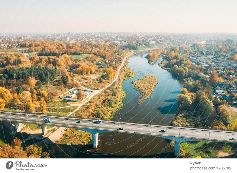 Grodno, Weißrussland. Aerial Vogelperspektive Ansicht von Hrodna Stadtlandschaft Skyline. Brücke über den Fluss Neman in sonnigen Herbsttag. Gebiet Grodno