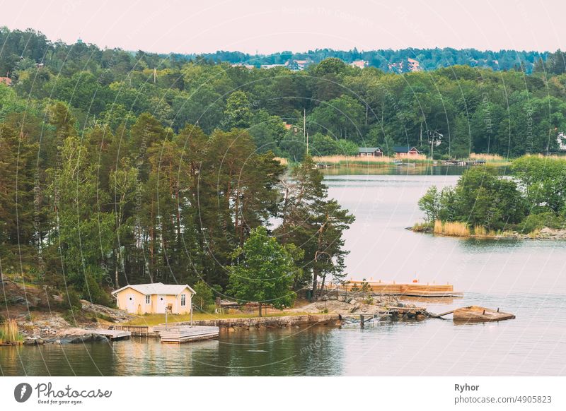 Schweden. Schöne schwedische Holzblockhäuser Häuser auf Felseninsel Küste im Sommer Tag. See oder Fluss Landschaft Schwedisch Appartement Inselgruppe Badehaus