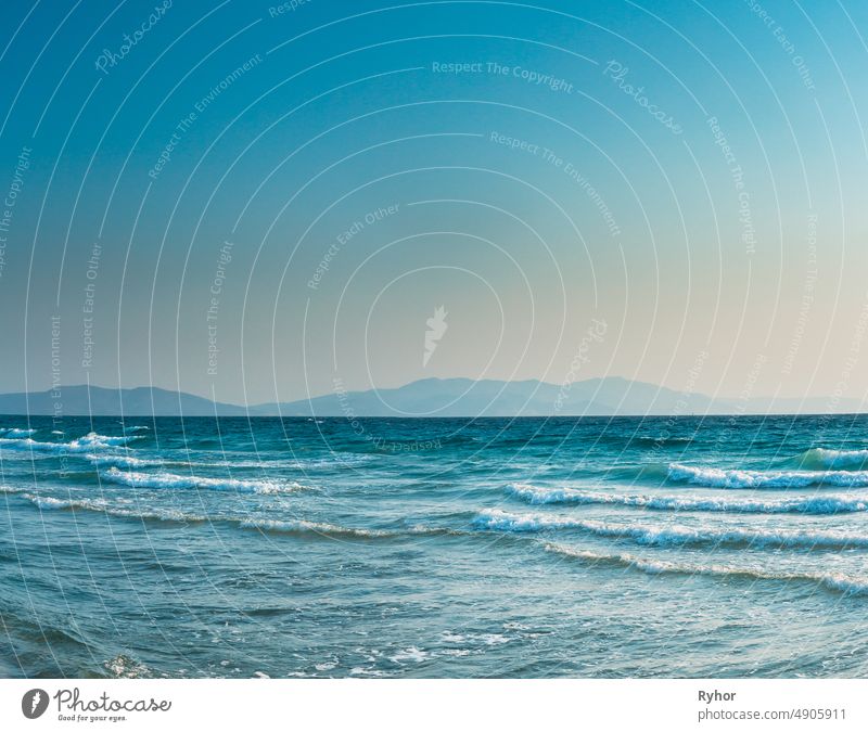 Riplpe Meer Ozean Wasseroberfläche mit kleinen Wellen. aqua schön blau Textfreiraum tief schäumen Horizont Landschaft Natur niemand im Freien Rippeln Szene