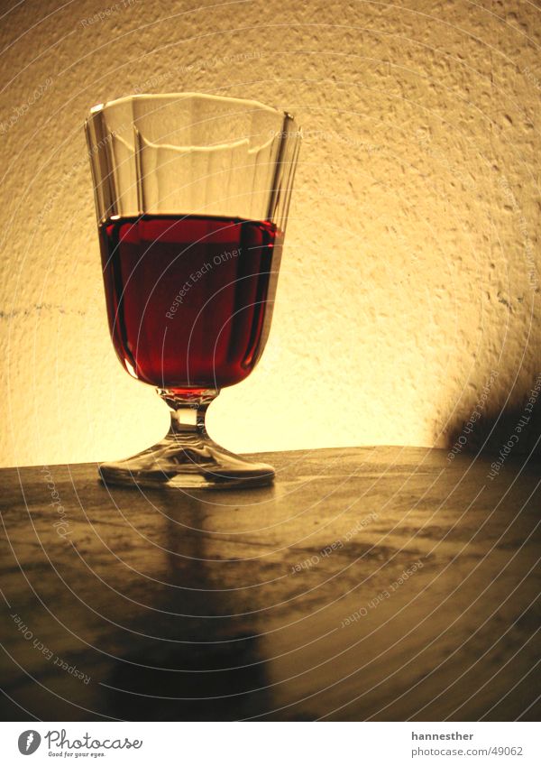 glaswein-weinglas Rotwein lecker Wand Tisch Licht dunkel gelb rot Glas betrinken tischkante Wein Tischplatte