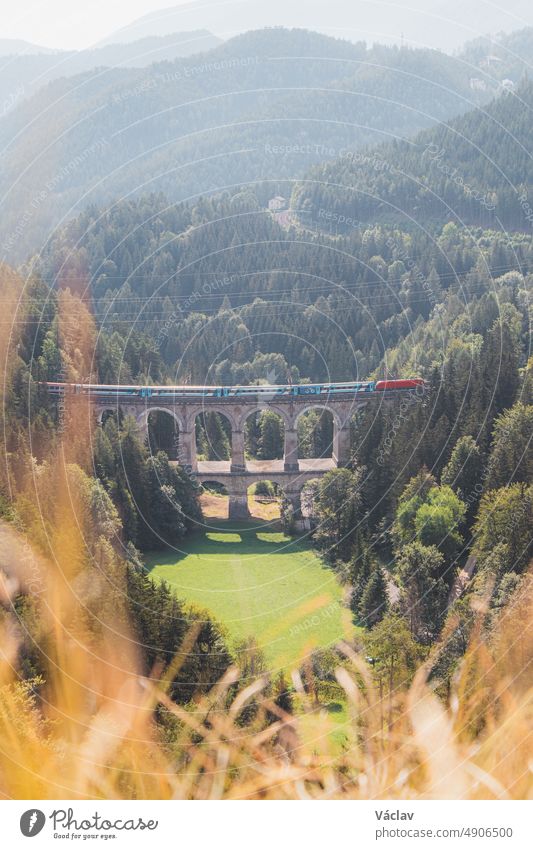 Blick auf das Eisenbahnviadukt Kalte Rinne und einen vorbeifahrenden Zug in Semmering, Rax-Schneeberg-Gruppe, Steiermark, Österreich semmering semmeringbahn