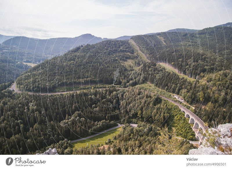 Blick vom felsigen Gipfel der Polleroswand auf das Eisenbahnviadukt der Kalte Rinne und die in den Berghang eingeschnittene Bahnlinie, die zur Rax-Schneeberg-Gruppe in der steirischen Region in Österreich gehört