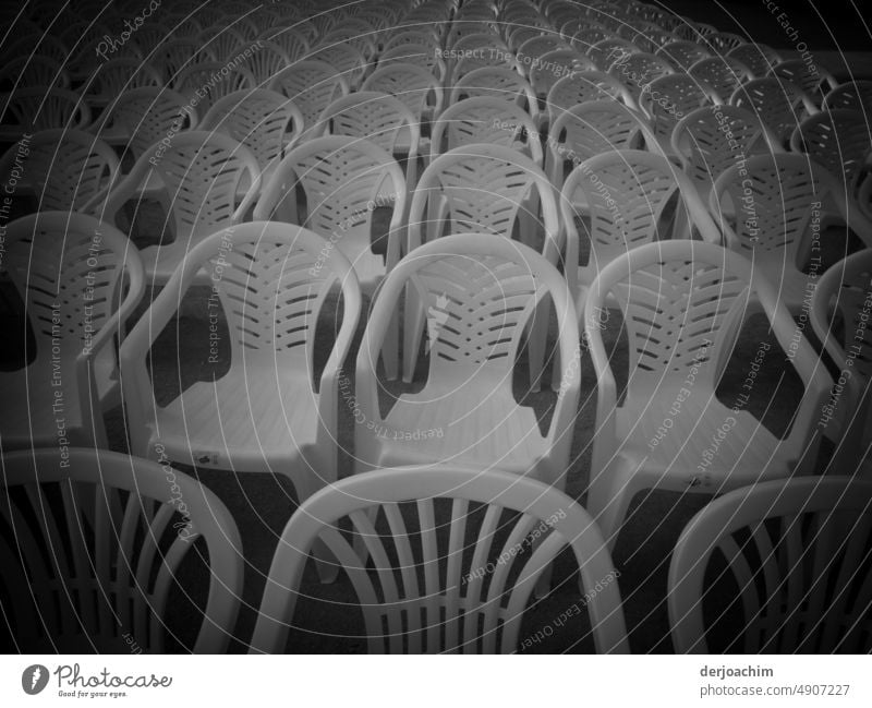 Die Stühle stehen für die Besucher der Veranstaltung bereit. In Reih und Glied. Stilleben Stuhl Sitzgelegenheit menschenleer viel Kunststoff Monochrom
