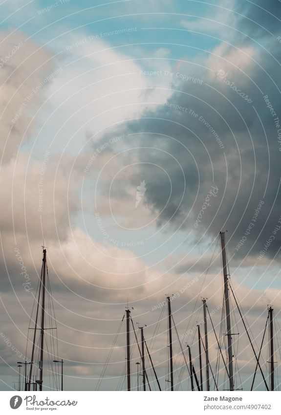 Segelboot Masten auf Himmel Hintergrund Segelboote abstrakt Jacht Jachthafen Hafen Gelassenheit Feiertag Meer Küstenstreifen reisen Segeln Bootsfahrt Boote