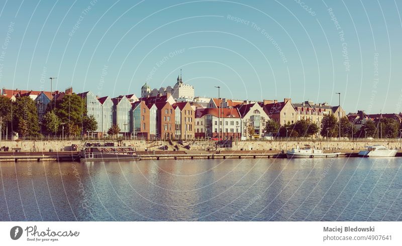Stettiner Hafenviertel mit blauem Himmel in der Morgendämmerung, mit Retro-Farbtonung, Polen. Großstadt Szczecin Stadtbild Burg oder Schloss Fluss Panorama