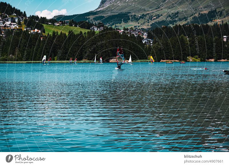 wassersport auf bergsee wassersportler surfen blau natur tourismus berge schweiz switzerland suisa suisse lenzerheide ferienort Berge u. Gebirge Alpen