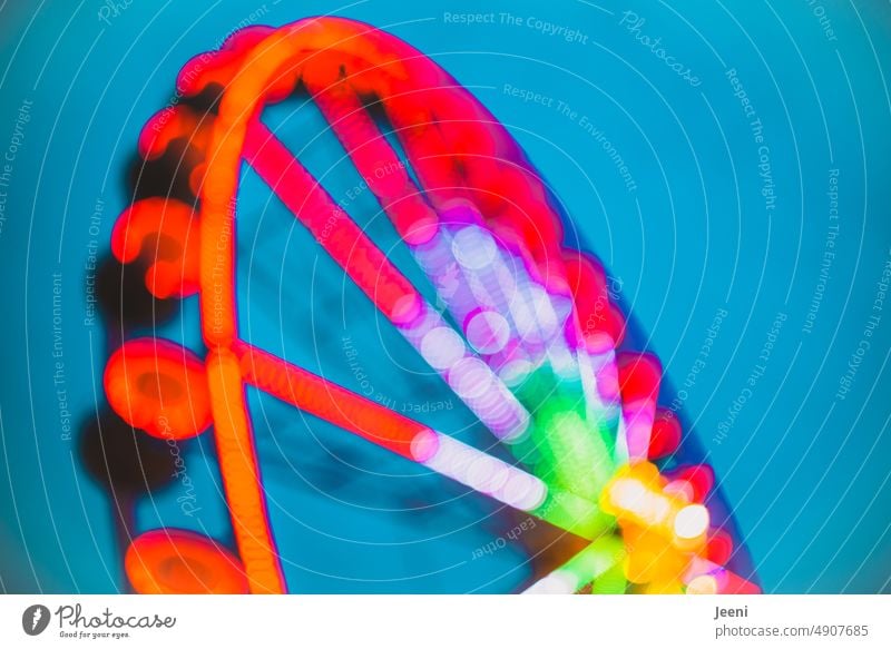 Farbenfroh Riesenrad Licht mehrfarbig drehen hoch rund groß Bewegung Attraktion Fröhlichkeit Geschwindigkeit Kirmes Vergnügungspark Begeisterung bunt Gefühle