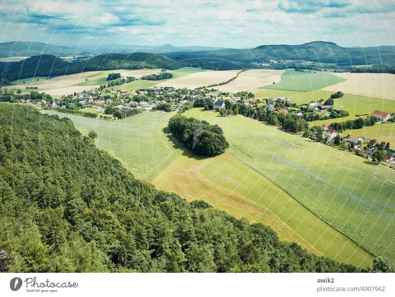 Umland Dorf Landschaft Natur Umwelt Wolken bevölkert Straße Ferne Elbsandsteingebirge Panorama (Aussicht) Wiese Häuser Idylle Horizont Sonnenlicht Wald Bäume