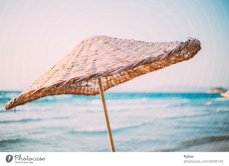 Close Up Regenschirm auf Meer Strand. Urlaub. trocknen schön schließen Küste exotisch erwärmen Feiertag niemand im Freien Sonnenschirm Erholung MEER Meeresufer