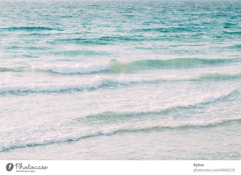 Riplpe Meer Ozean Wasseroberfläche mit kleinen Wellen. Hintergrund abstrakt aqua schön blau Textfreiraum tief Landschaft Natur niemand im Freien Rippeln Szene