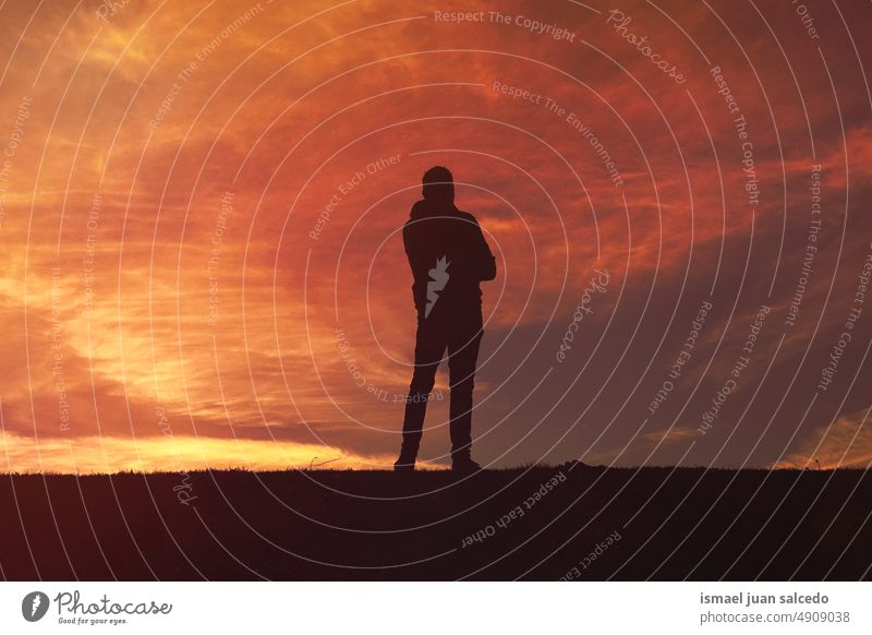 Mann Trekking in den Bergen mit einem schönen Sonnenuntergang Hintergrund Person eine Person Schatten Silhouette Natur Landschaft Berge u. Gebirge Ansicht