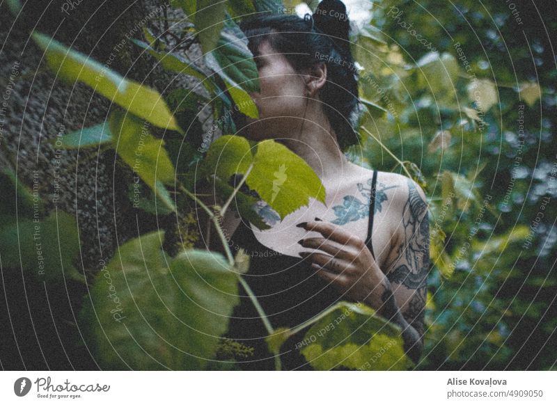 versteckend Porträt Selbstporträts Tattoos Blätter Blatt grün Sommer dunkel dunkles Haar körnig Lange Nägel schwarze Nägel Finger Arme Schlüsselbeine außerhalb