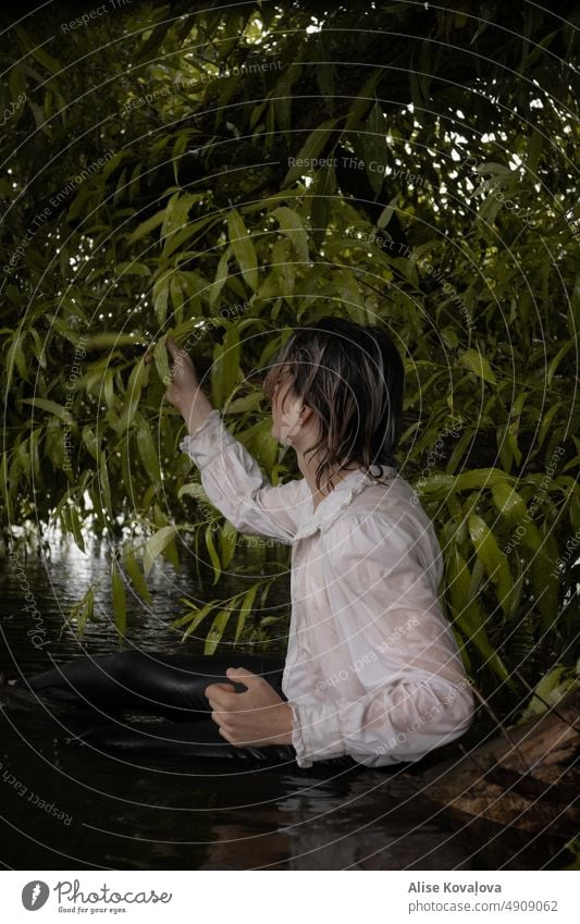 feuchte weiße Bluse Porträts Mann Wasser Fluss nasse Kleidung Farbfoto Blätter anfassen auf einem Ast sitzend am Fluss Flussufer Natur in einem Fluss sitzend