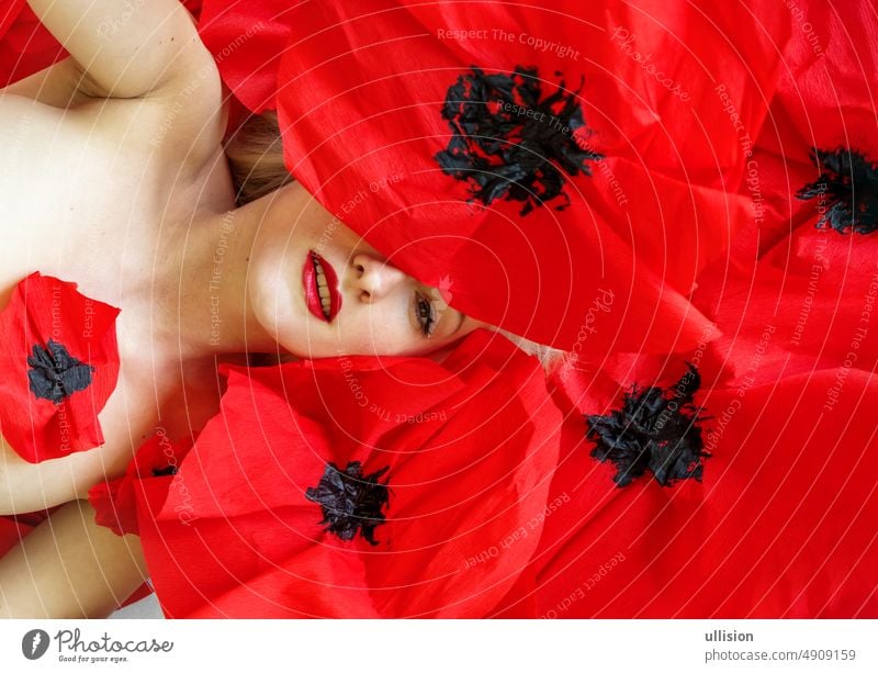 Porträt der schönen jungen sexy blonde Frau mit Mode roten Papier Mohnblumen Textfreiraum Mund Leidenschaft perfekt Sinnlichkeit rote Lippen modern