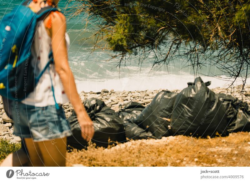 Wanderlust - am mutwillig hinterlassenen Müll vorbei Frau kurze hose Rucksack Meer Brandung Müllsack Natur Wellen Baum Sonnenlicht Umweltverschmutzung Wärme