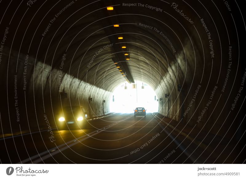 Auf dem Weg zum Licht Tunnel PKW Mobilität Bewegungsunschärfe Fahrzeug Straßenverkehr Verkehr Automobil fahren Schatten modern Verkehrsmittel Verkehrswege