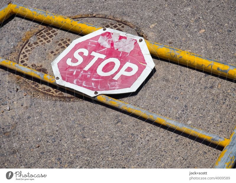 STOP The Police Schilder & Markierungen Straße umgestürzt Verkehrszeichen Straßenkunst Beschriftung Verkehrsschild stoppen Schriftzeichen Verkehrswege Gully