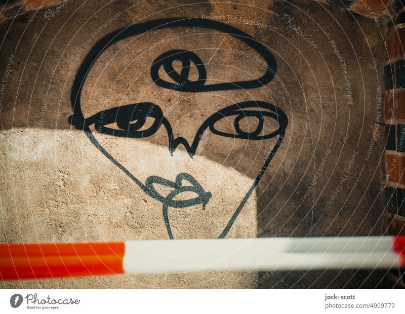 kunstvolles Portrait mit lockerem Strich gezeichnet Porträt Kreativität Absperrband Sonnenlicht Schatten Kunst Stil Schriftzeichen Wand modern Gesicht Kraulen