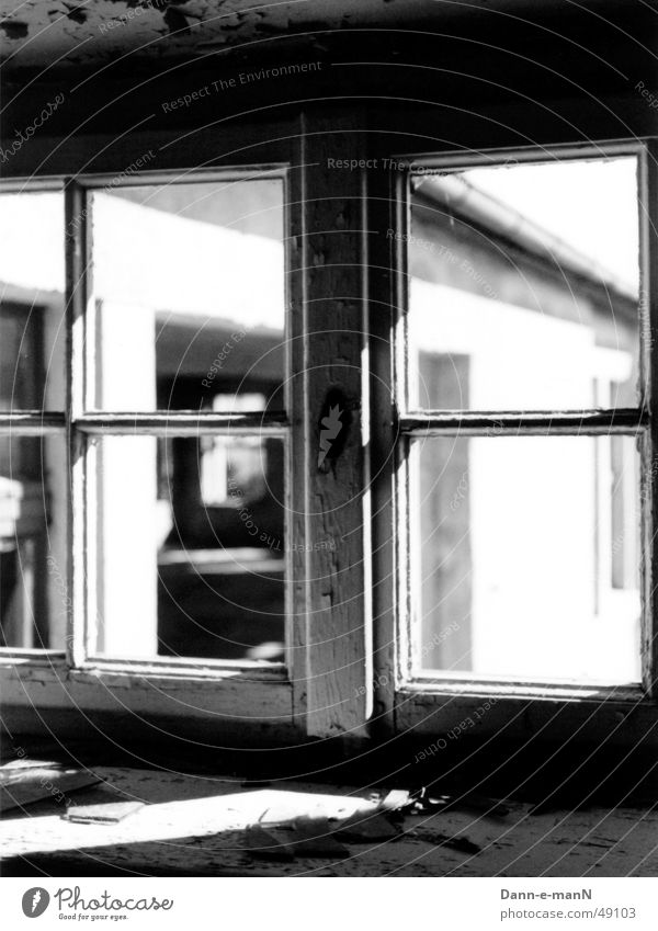 Fenster zum Hof schwarz weiß verfallen Bauernhof Kontrast alt Einsamkeit