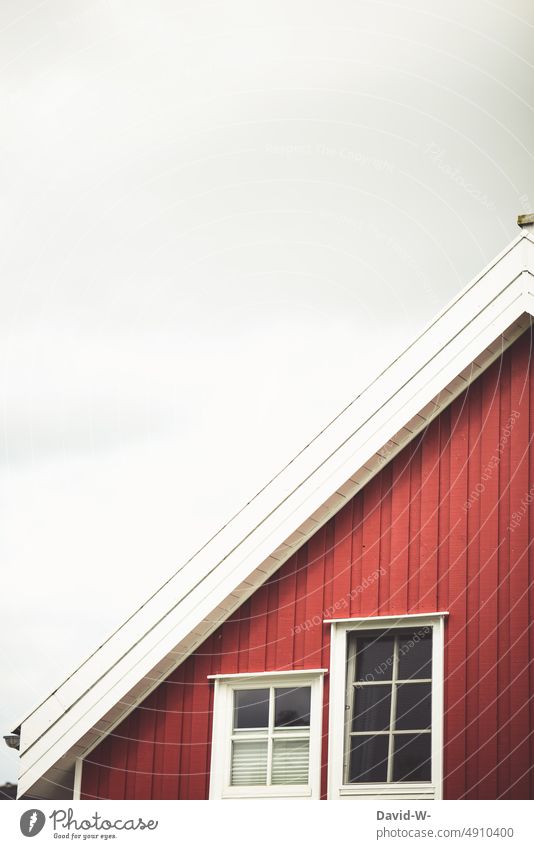 Rotes Schwedenhaus als Dreieck rot Skandinavien Holzhaus weihnachten Haus Fenster Dach Himmel Ferienhaus Hütte