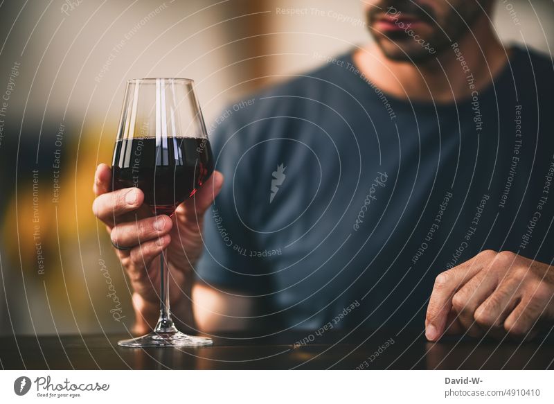 Mann mit einem Glas Wein in der Hand Alkohol Alkoholismus Alkoholsucht Rotwein Weinglas Sucht anonym alkoholkonsum Abhängigkeit genießer Feierabend genuss edel