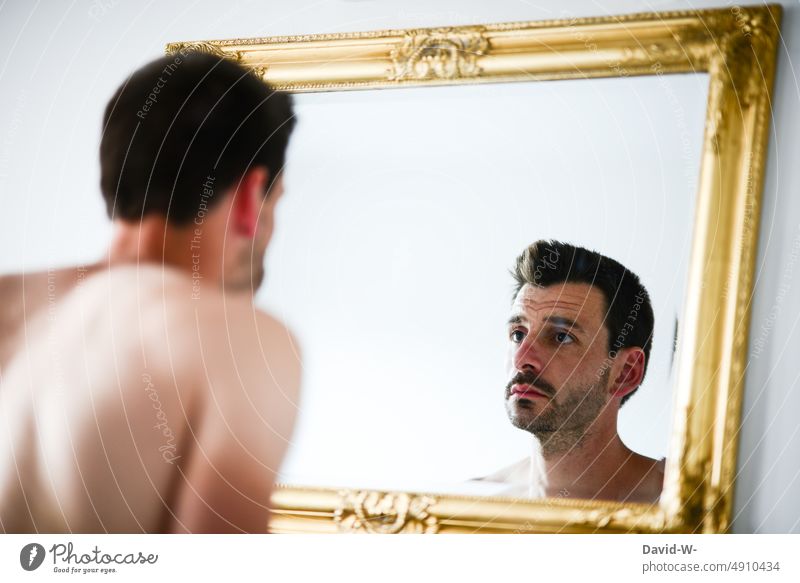 antriebsloser Blick eines Mannes in den Spiegel frustriert depressiv Depression Spiegelbild traurig Gefühle verzweifelt unzufrieden nachdenklich Gedanken denken