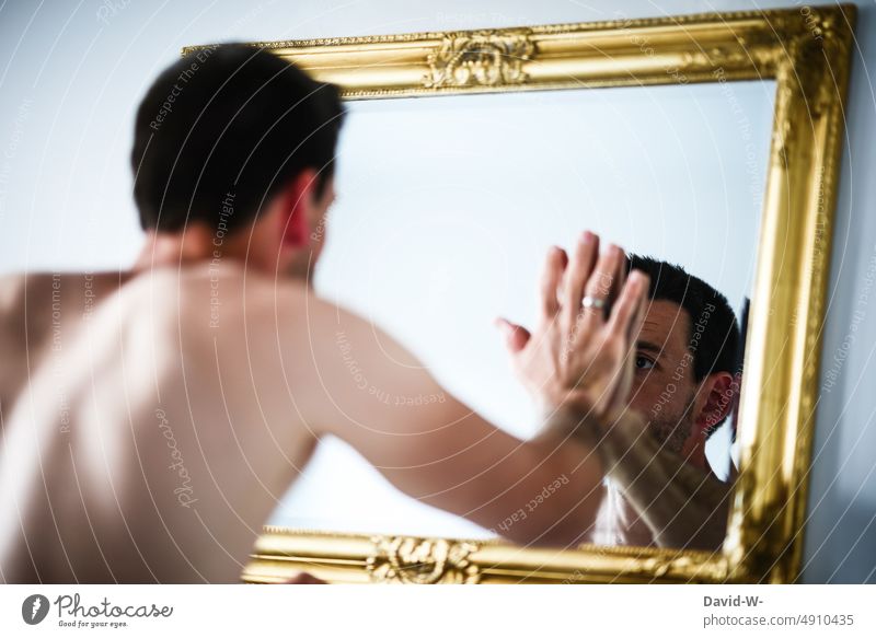 Mann betrachtet sich im Spiegel betrachten unsicher Unzufriedenheit Körper nackt Spiegelbild Blick Depression psyche Magersucht selbstreflexion