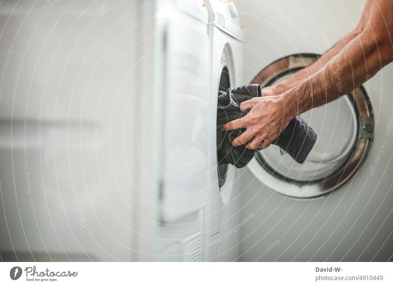 Wäsche aus der Waschmaschine holen Mann greifen waschen Waschtag Wäsche waschen Haushalt Hände Hausmann Stromverbrauch Energie Alltagsfotografie