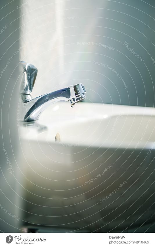 tropfender Wassserhahn im Bad wasserverbrauch Wasser Wasserverschwendung Wasserhahn Tropfen Waschbecken Badezimmer