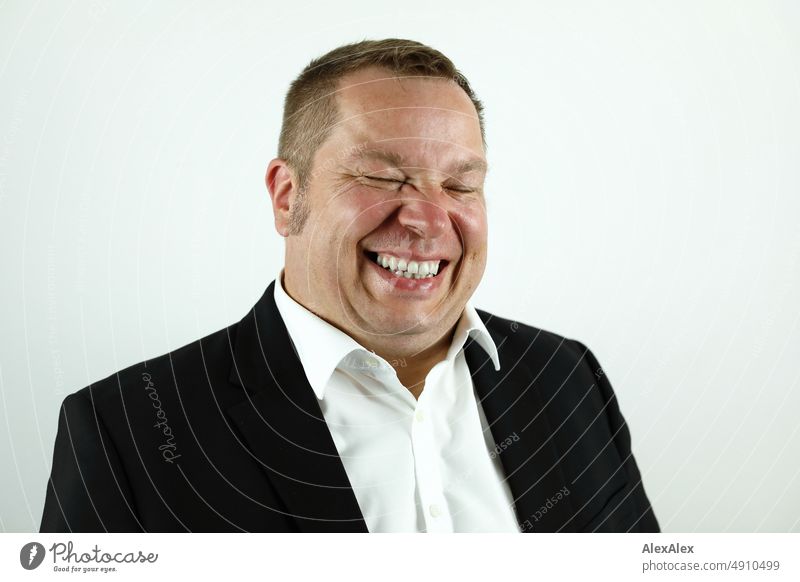 Portrait eines Mannes im Anzug, der mit geschlossenen Augen lacht. Business maskulin Farbfoto Hemd Mensch 1 elegant Erfolg Porträt Freude Lachen witzig Emotion