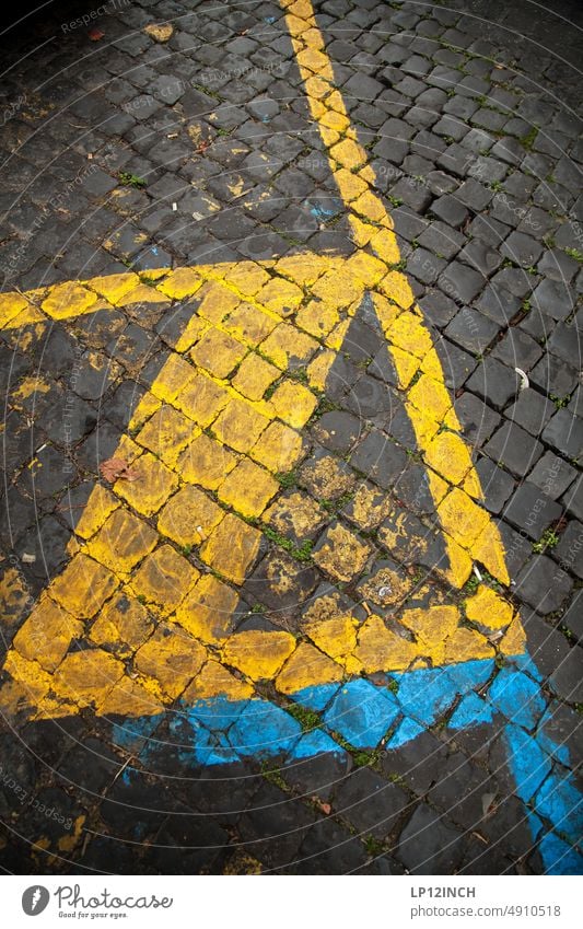 Straßenmarkierung Verkehrswege Asphalt Schilder & Markierungen Fahrbahnmarkierung Wege & Pfade Zeichen pflasterstein gelb blau Parkplatz Linie Hinweis