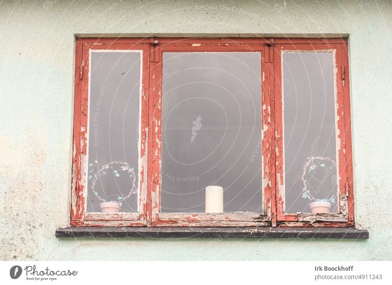 Altes Fenster mit Deko im Freien Dekor verschlissen Oberfläche Detailaufnahme Grunge gealtert hölzern Wand verwittert Gebäude schäbig Fassade trostlos